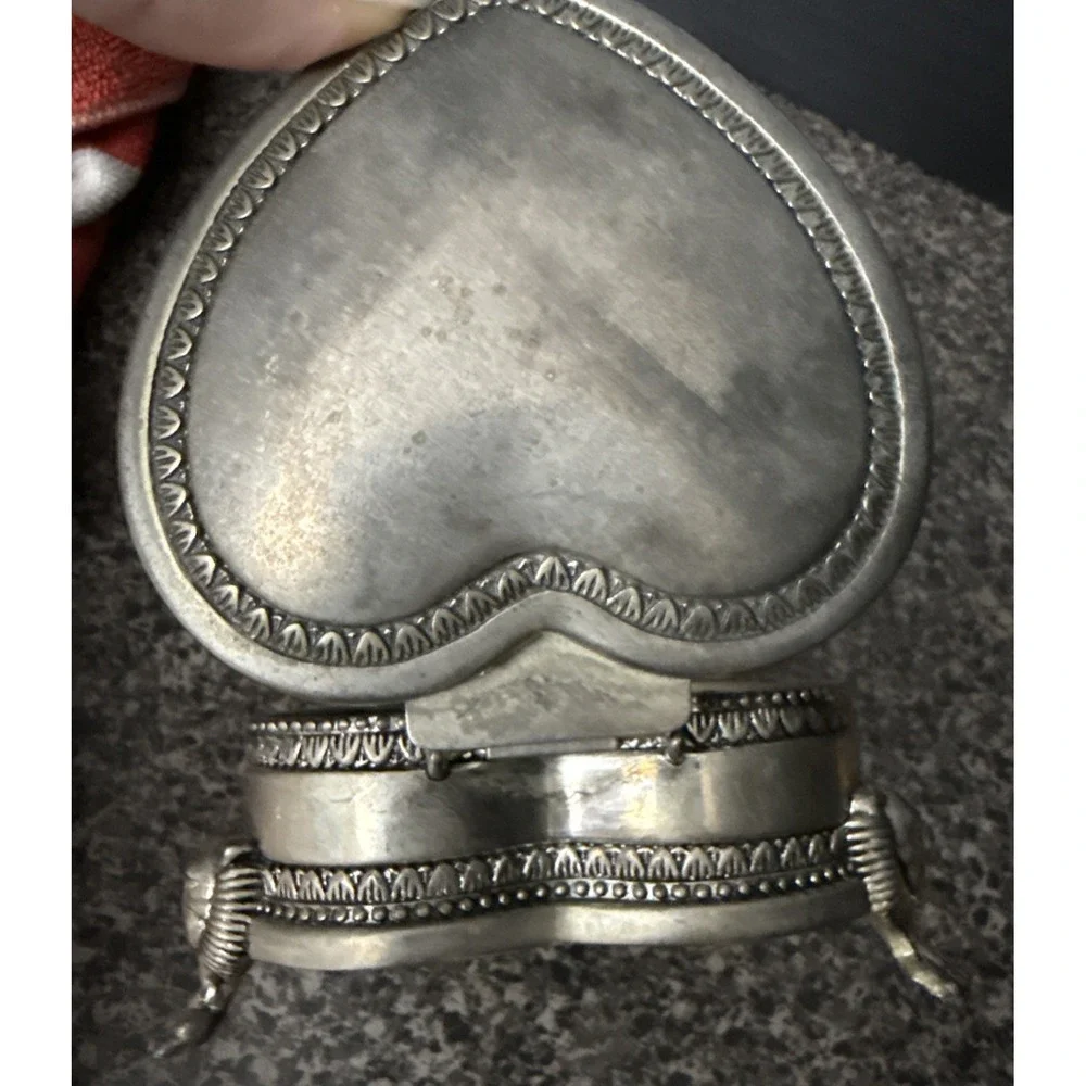 Vintage Victorian-Style Heart Jewelry Box Silver-Tone Lion Head Feet‎ 4